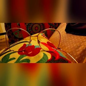 CLEAR GLASSES SO WILD LOOKING SO COOL! SEE ARMS!